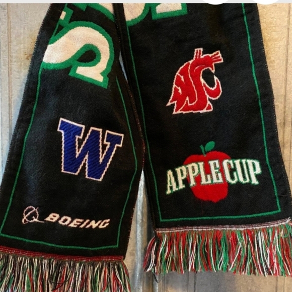 Washington Husky and Coug's rival scarf. - Picture 1 of 8